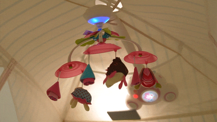 おもちゃや飾りを吊り下げできる